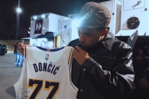 麦凯恩昨天得到东契奇的签名球衣 他的朋友打趣要闻一下