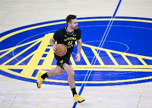 科尔：库里回归后会让他搭档斯潘塞上场 后者是我们赢球重要因素