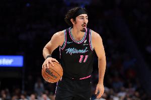 效率不高！哈克斯12中5得10分3板3助 正负值-16全队最低