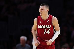 差外线了！希罗半场7中4&三分2中0拿到12分4篮板