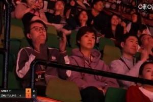 “大魔王”来了！张怡宁现场观看WTT总决赛，坐在王励勤旁边