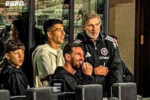 梅西杯青少年锦标赛开幕，梅西与苏亚雷斯现场观战巴萨vs河床