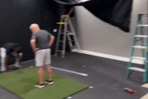 期待随时随地挥杆！詹姆斯晒家中安装高尔夫模拟器画面