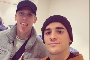 早日康复！加维社媒晒与奥尔莫合照，后者仍戴着肩托