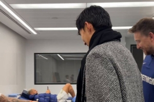 亲切拥抱！孙兴慜赛后与罗梅罗、里沙利松见面