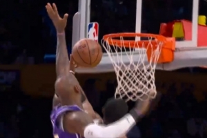 说我不防守？福克斯抢断试图上篮 詹姆斯回追左手钉板大帽！