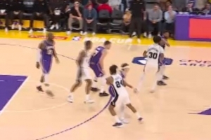 请叫我鹰眼！斯玛特底角接詹姆斯妙传 射落本场个人第8记三分