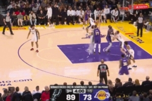 这配合不错！东契奇中路强攻借艾顿挡拆小抛投轻松取分