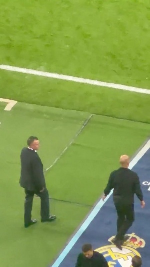 主场输球！终场哨后，阿隆索与瓜迪奥拉握手、拥抱后直接回更衣室