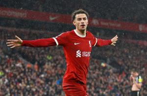 柯蒂斯·琼斯欧冠面对逼抢传球成功率92%，中场球员第三高