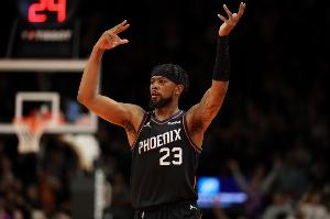 追到40分以内分差！第三节最后一攻 古德温干拔三分压哨命中！