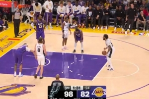 心急！斯玛特退防被朱利安·尚帕尼打成2+1 怒捶篮架