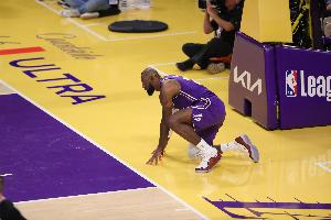 撑不住了！詹姆斯奋力拼下前场篮板 但随后脱手出界