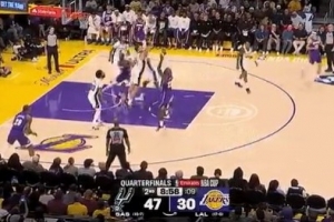 自己来吧！詹姆斯借掩护中投命中 打破湖人得分荒