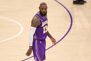 稳扎稳打！詹姆斯半场10中6拿到12分8板2帽 但正负值-12