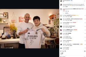 拿到齐达内签名球衣！樊振东晒照：齐祖，下次我们一起踢足球