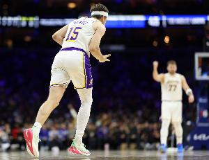 在真正争的冠球队 里夫斯该像吉诺比利打第六人？富保罗：是的