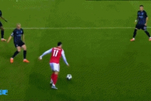 马丁内利左侧传中，门前约克雷斯的头球稍稍偏出