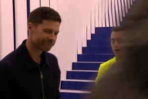 马卡：阿森西奥被拉拽主裁未判点球，阿隆索中场休息找裁判交流