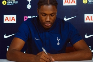 官方：17岁热刺青训新星拜菲尔德签下职业生涯首份合同