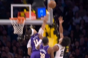 禁飞区！海斯守护篮筐腾空暴起 大帽扇飞哈珀上篮