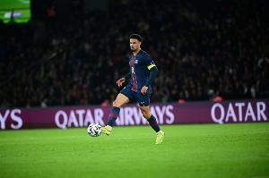 队报：19岁小埃梅里客串巴黎右后卫表现出色，能成为阿什拉夫替补