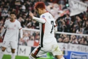 韦世豪社媒祝大家假期愉快，刘殿座评论区调侃：假期愉快樱木