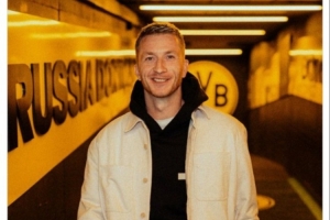 罗伊斯回多特主场解说比赛！多特社媒晒图：欢迎回家，GOAT