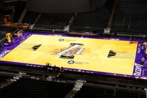 湖记：湖人VS马刺比赛仍使用正常比赛地板 而非NBA杯专用地板