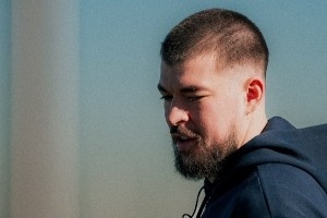 启程休斯敦&明日打火箭！快船官方晒登机照 哈登&小卡面无表情