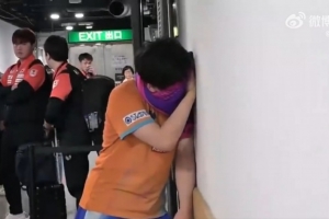 被打哭了！松岛辉空遭遇王楚钦超级逆转，赛后靠在墙边掩面哭泣