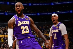 马健：詹姆斯隔扣不如不扣 湖人策略开局就错 里夫斯必须找回状态