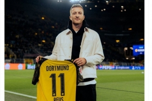 致敬传奇！多特为购买主场球衣的球迷免费提供罗伊斯印号