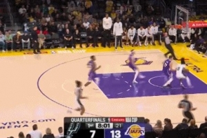 速度节奏俱佳！卡斯尔拿球反击快攻取分 后又强吃东契奇打成2+1