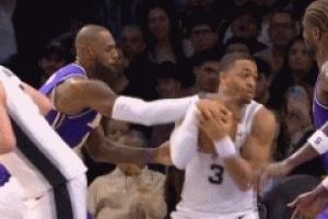 疼啊！詹姆斯上篮不中回身切球打到凯尔登右脸！后者痛苦倒地！