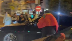 阿隆索驾车离开伯纳乌，球迷拦车表达支持：耐心点，我们相信你！