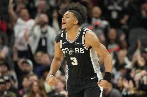 替补火力充足！凯尔登·约翰逊半场6中5高效拿下13分6板1断