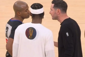 很不满意！雷迪克怒喷裁判也被吹技犯 送给瓦塞尔1分