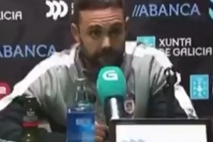 没忍住！西乙主帅不满对手新闻官提问，起身一脚踢向坐轮椅的对方