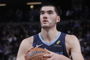 埃迪脚踝应力反应！解说：因姚明的先例 现大中锋都马上休息治疗