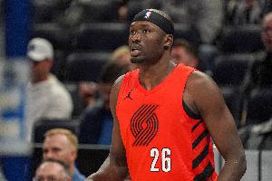 媒体人：里斯本就不是中锋体型 他就是个非常规武器&防守不要指望