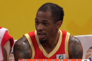 高效得分手！雷琼·塔克上半场5分半5中3得12分 三分3中2