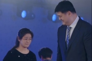 父女同框完成致辞！姚明演讲 女儿姚沁蕾翻译