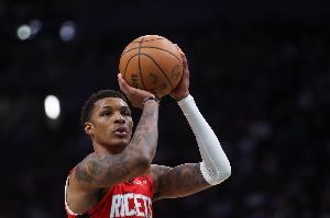 现在不管谁防都能拔起投中距离？小贾：这一直是我比赛的一部分