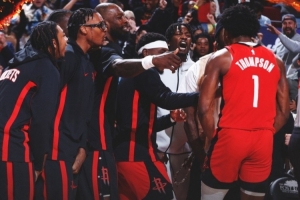 20分9板8助！火箭官方赢球海报封面：阿门末节关键2+1怒吼庆祝