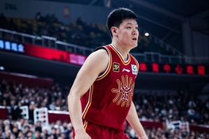 媒体人：10分钟一节 外援4节7人次 国内球员基本都没啥处理球机会