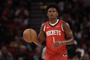 行云流水！申京突破送直传 阿门篮下暴起双手灌筐