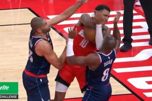 反转了！祖巴茨两罚中一 小史密斯保护篮板抡肘打翻邓恩被吹犯规