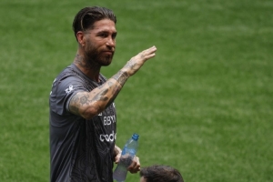 记者：曼联对39岁中卫拉莫斯不感兴趣