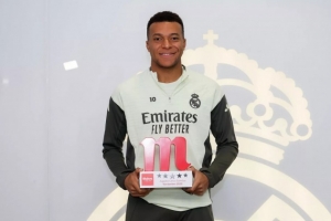 真大腿！官方：姆巴佩当选皇马11月最佳球员，7球1助+欧冠大四喜